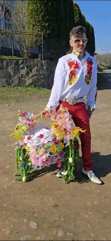 Чоловік у вишиванці з яскравим великоднім кошиком