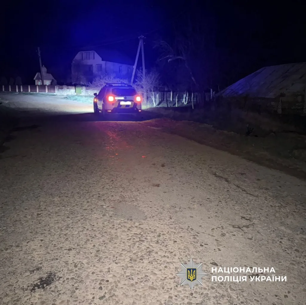 Поліцейський автомобіль на сільській дорозі вночі