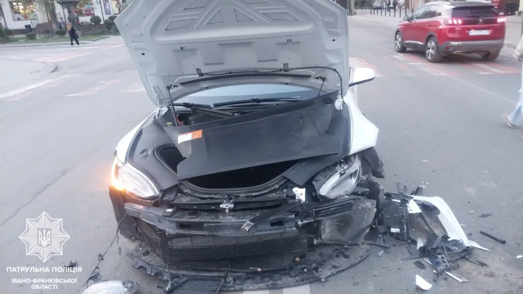 Пошкоджений автомобіль після дорожньо-транспортної пригоди