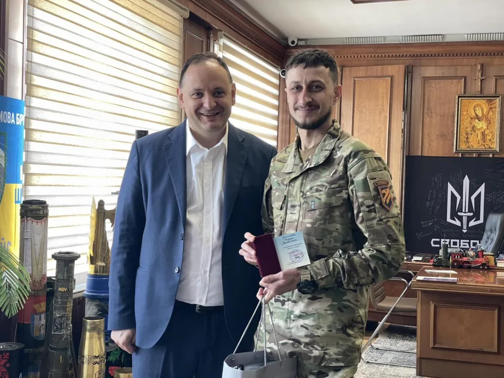 Військовий отримує нагороду у кабінеті посадовця