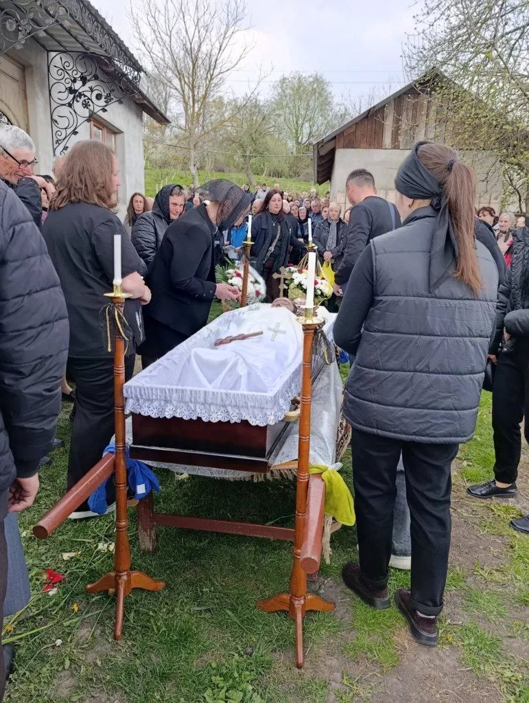 Похоронна церемонія на відкритому повітрі в селі