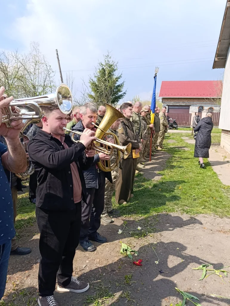 Музиканти грають на духових під час церемонії