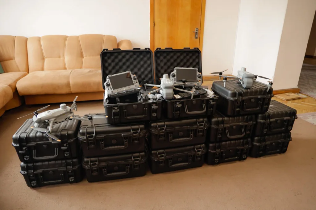 Дрони та кейси на підлозі кімнати
