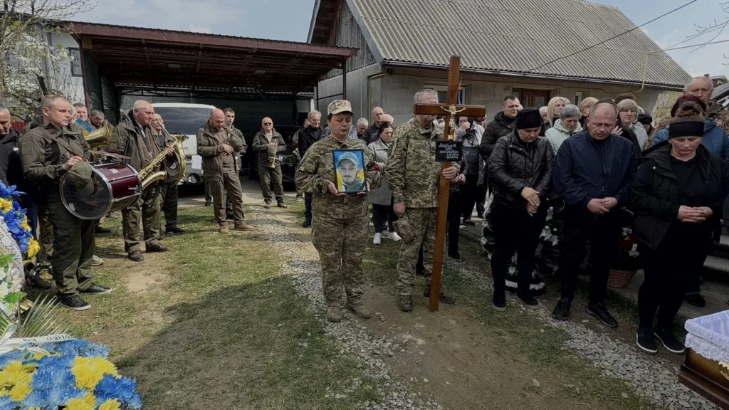 Військові та люди на похороні героя України