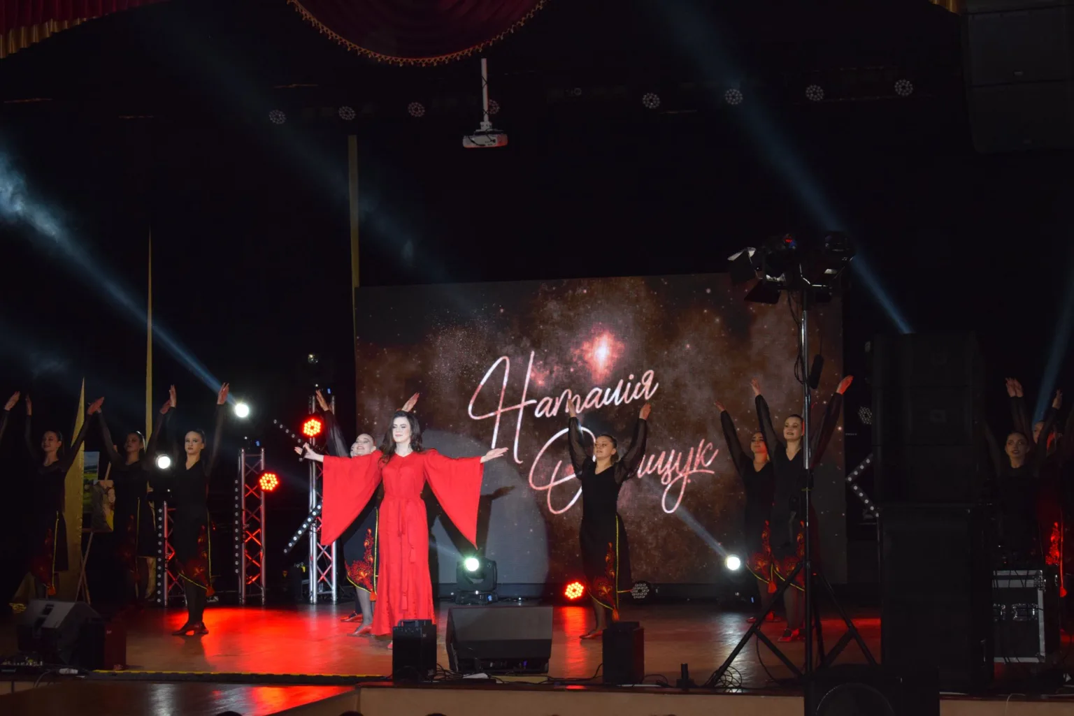 Концертний виступ співачки з танцюристами на сцені