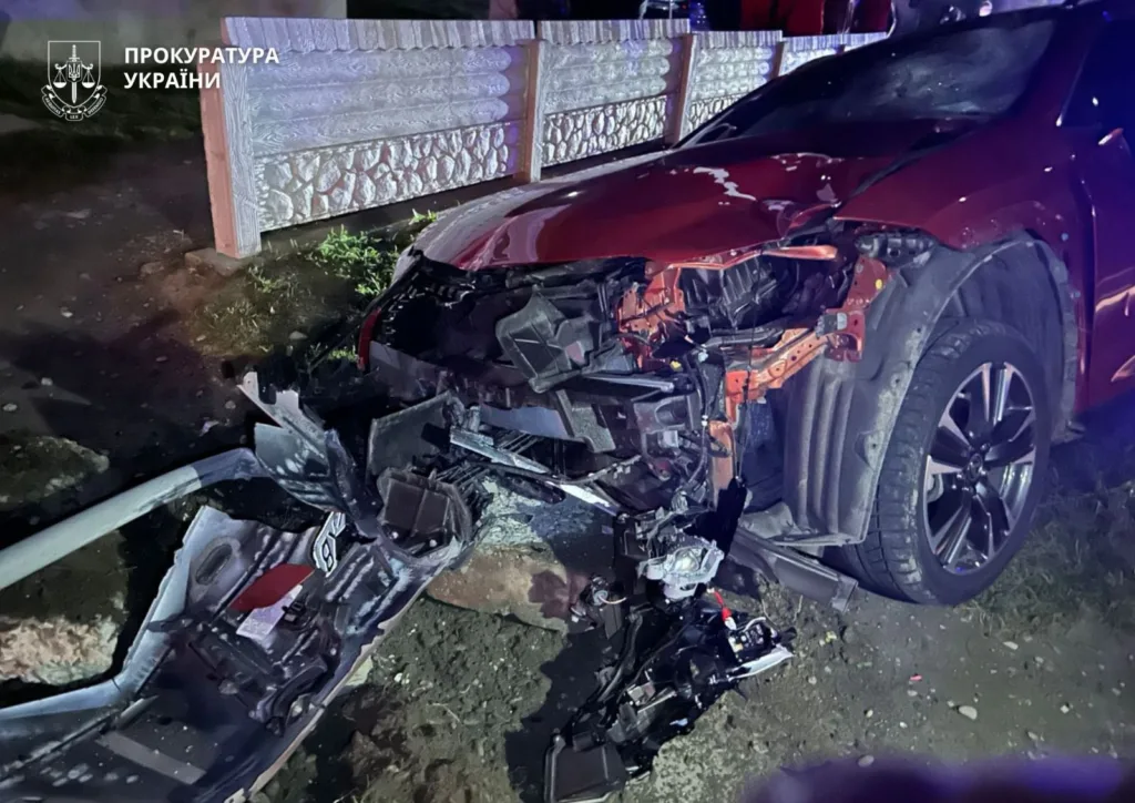 Пошкоджений червоний автомобіль після ДТП