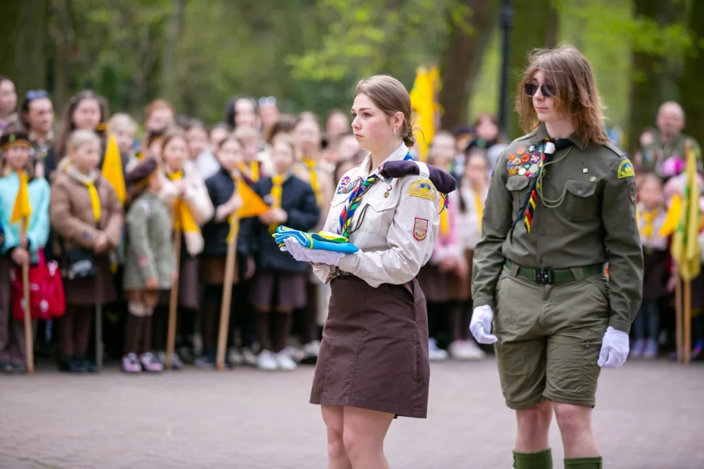 Українські скаути на церемонії з прапором