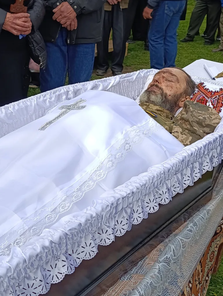 Похорон військовослужбовця у відкритій труні
