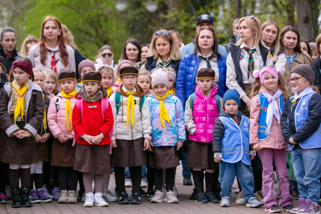 Діти та дорослі у скаутській формі на зборі