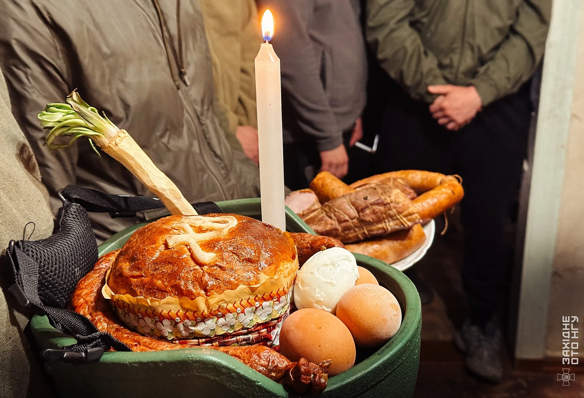 Великодній кошик з паскою, яйцями та ковбасою