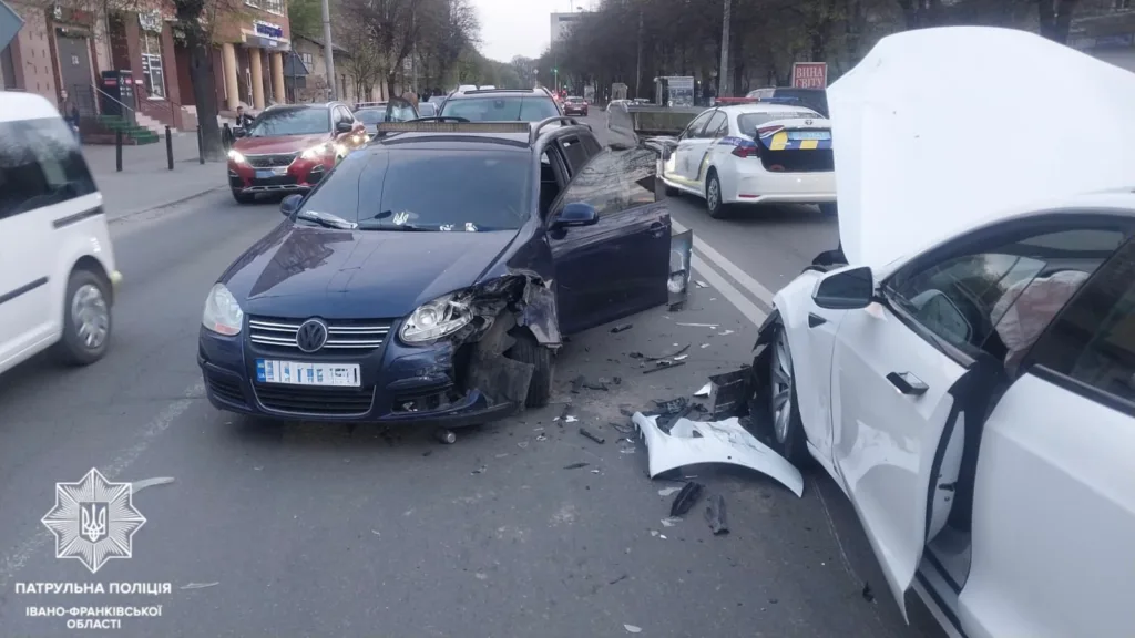 Дорожня аварія у Івано-Франківську з двома автомобілями