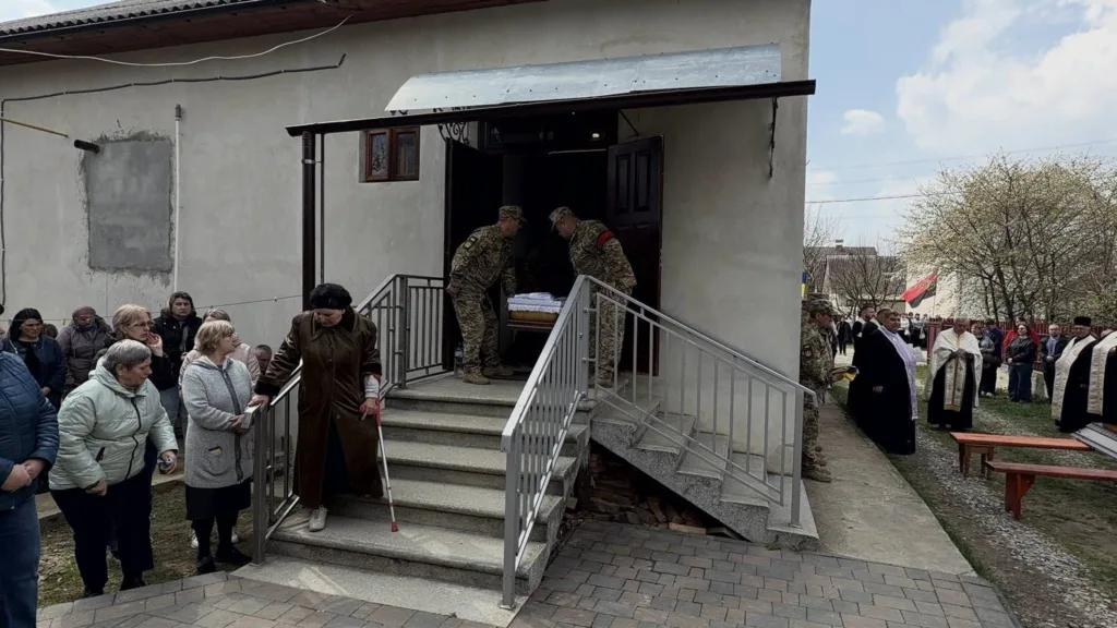 Військові несуть труну біля церкви під час похорону