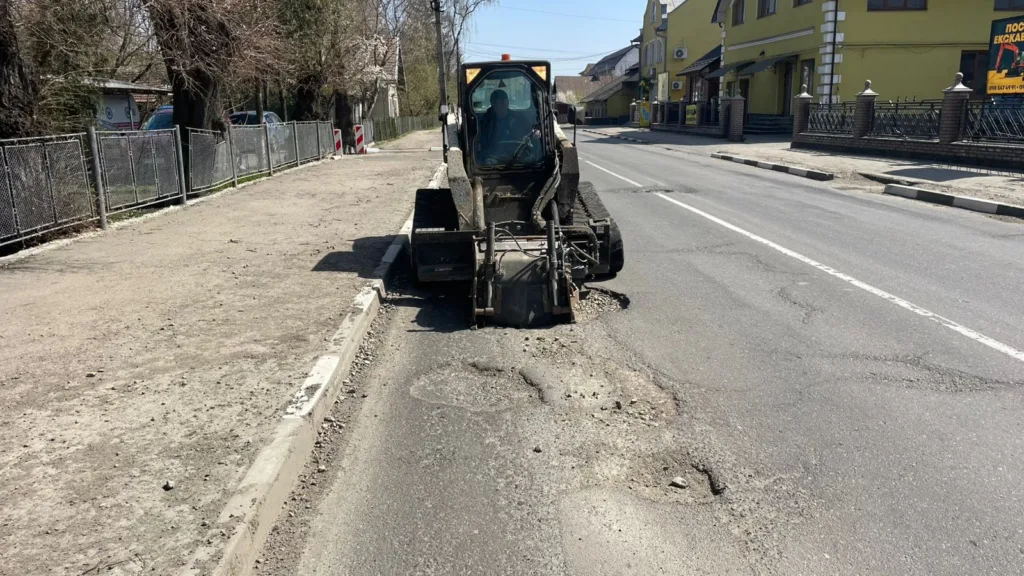Бобкат ремонтує асфальт на міській вулиці