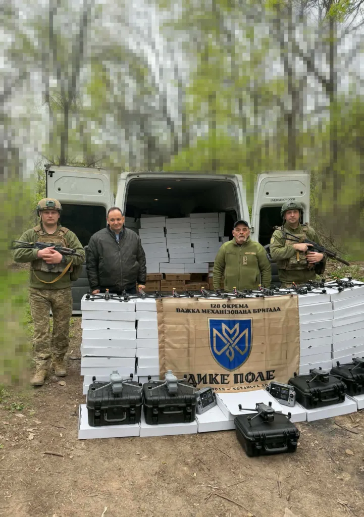 Військові отримують дрони та обладнання біля фургона