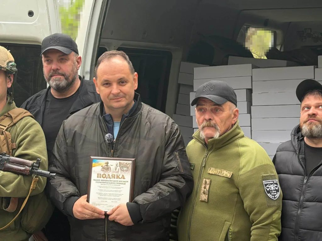 Військові отримують подяку перед автомобілем із коробками