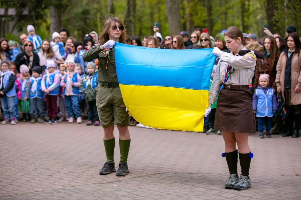Пластуни тримають прапор України на церемонії