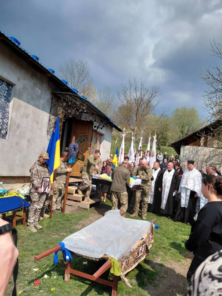 Прощання з військовим біля дому в Україні