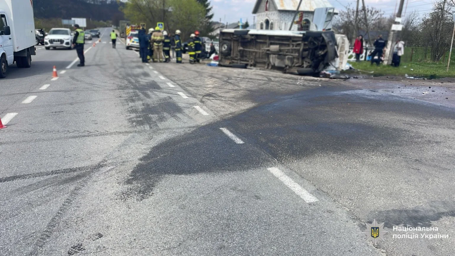 Дорожня аварія з перекинутим вантажним автомобілем