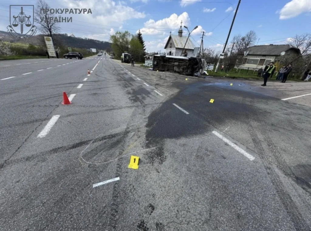 Дорожньо-транспортна пригода з перекинутим автомобілем