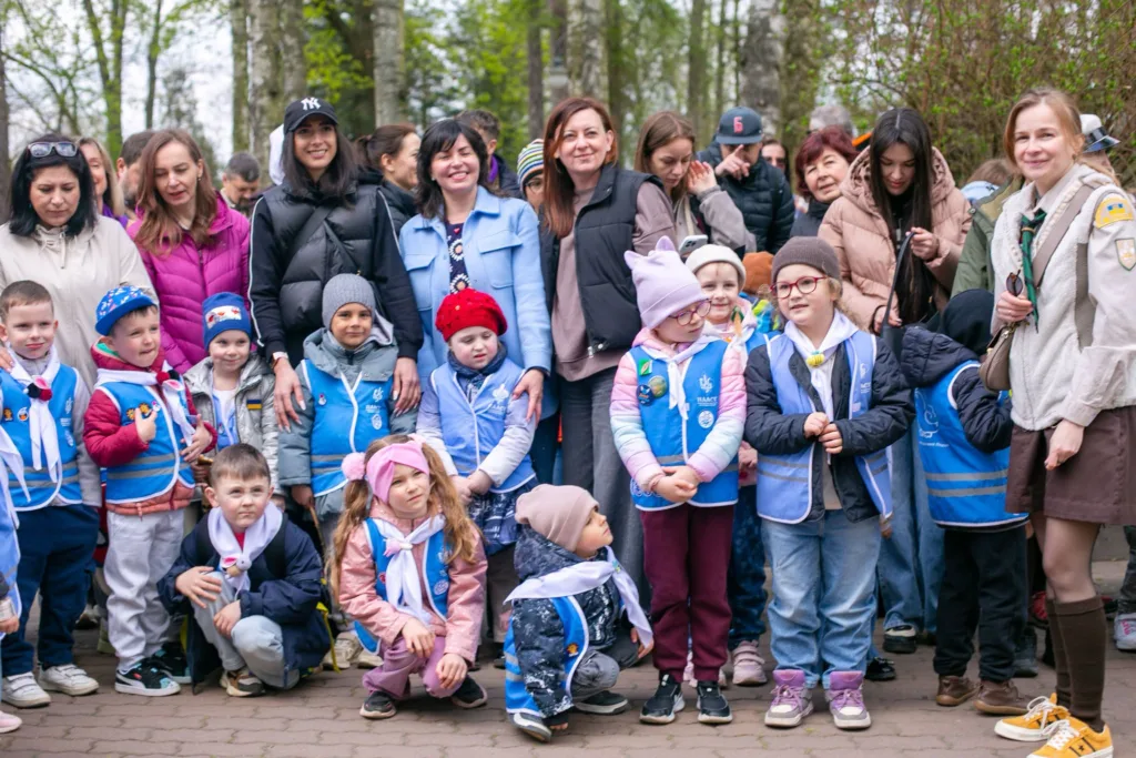 Група дітей і дорослих на природі