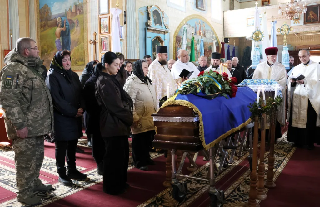 Похоронна церемонія у церкві з труною військового