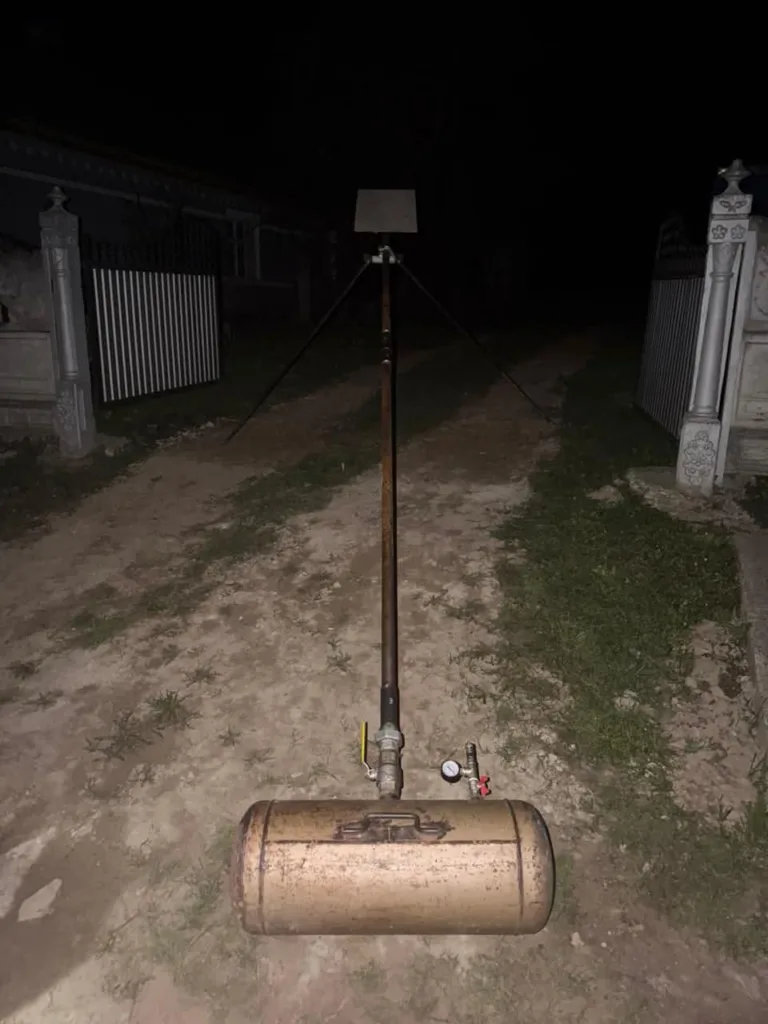 Саморобна антена на штативі вночі