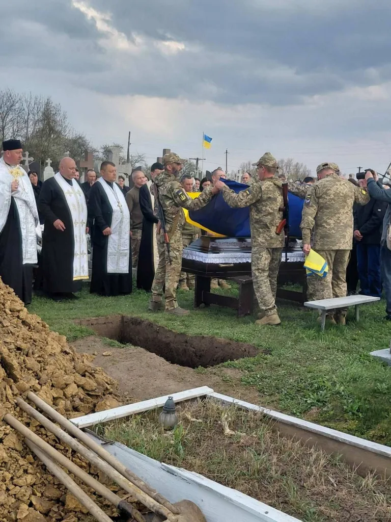 Похорон українського військового з прапором України