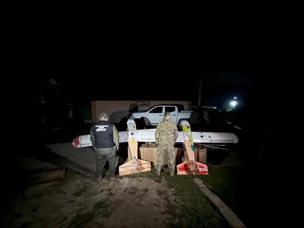 Прикордонники оглядають літальний апарат уночі