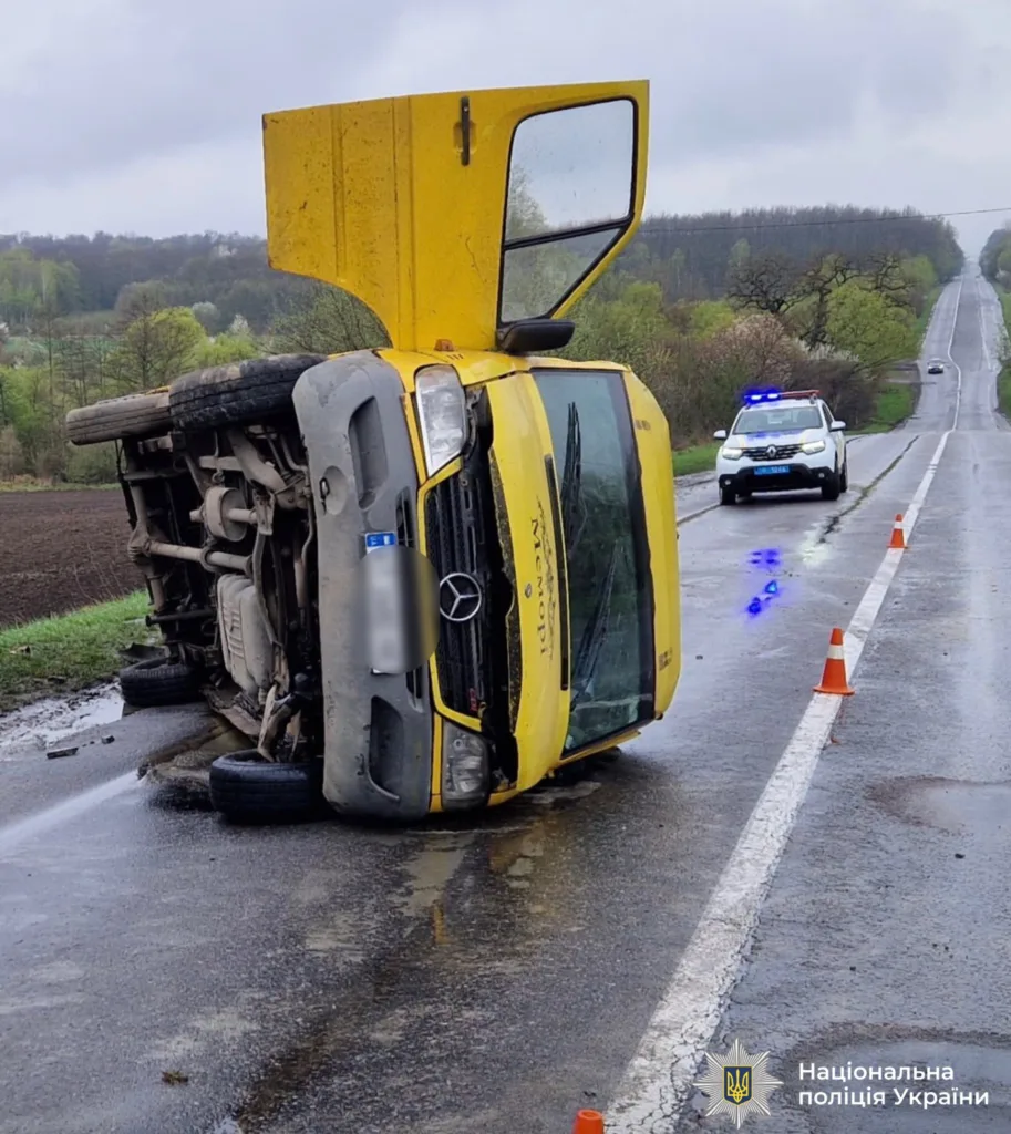 ДТП: перекинута жовта вантажівка на трасі