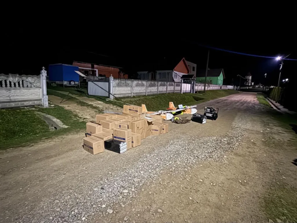 Коробки та обладнання на сільській дорозі вночі