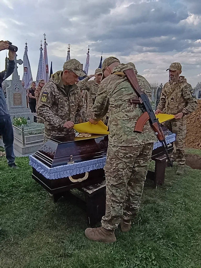 Військові проводжають побратима на цвинтарі