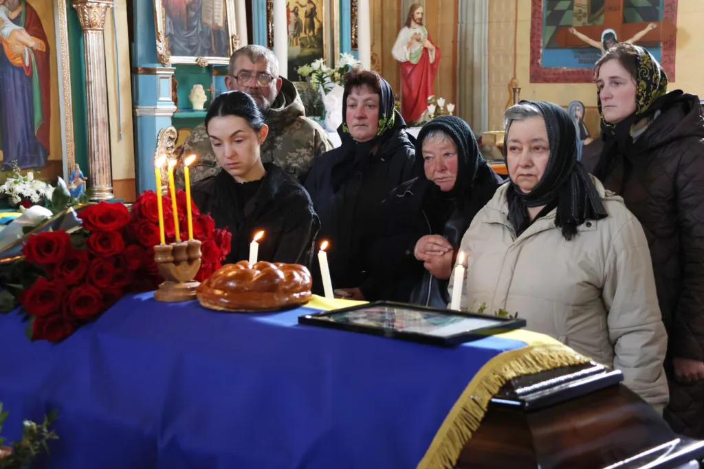 Люди прощаються з полеглим героєм у церкві