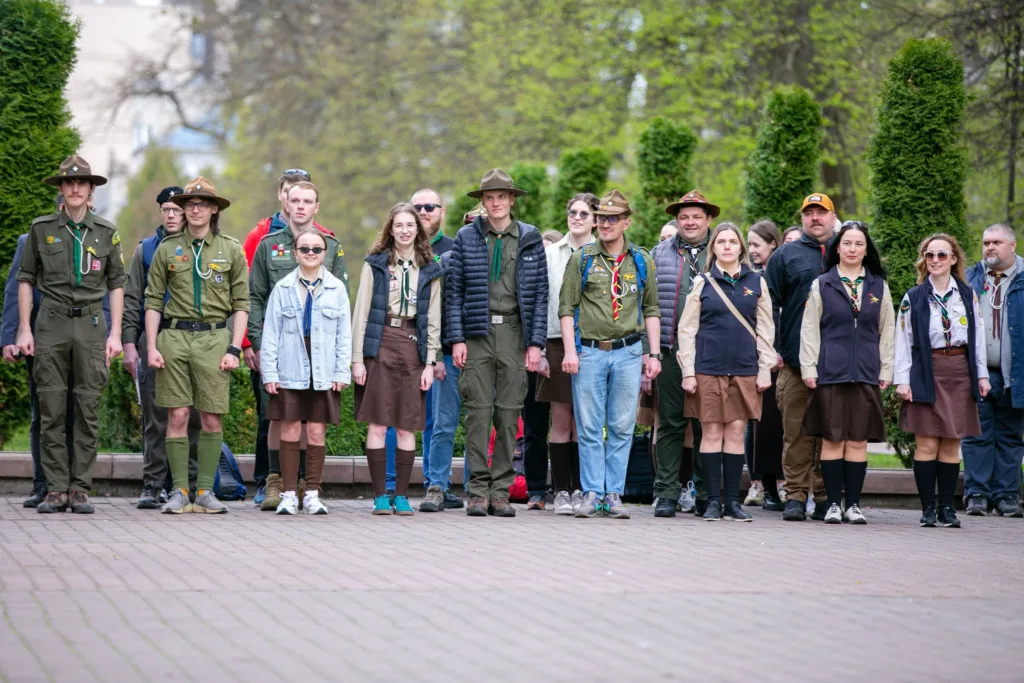 Група скаутів стоїть на вулиці