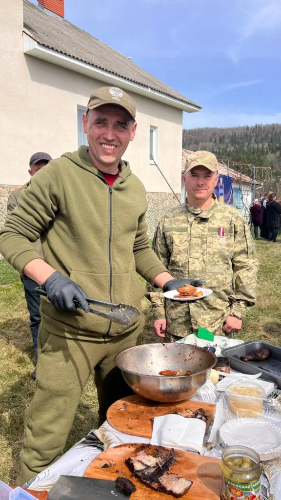 Військові готують барбекю на відкритому повітрі