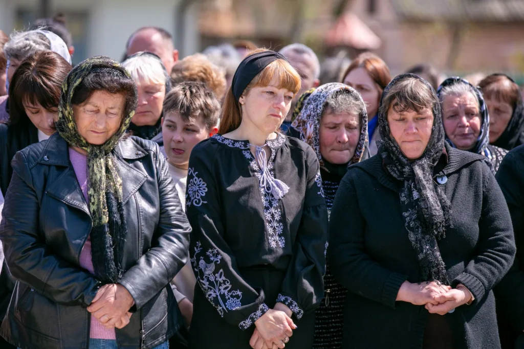 Люди в жалобі стоять на вулиці