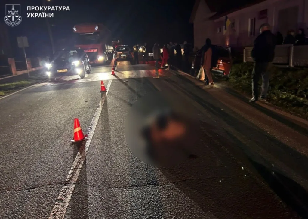 Нічне місце ДТП з поліцією та автівками