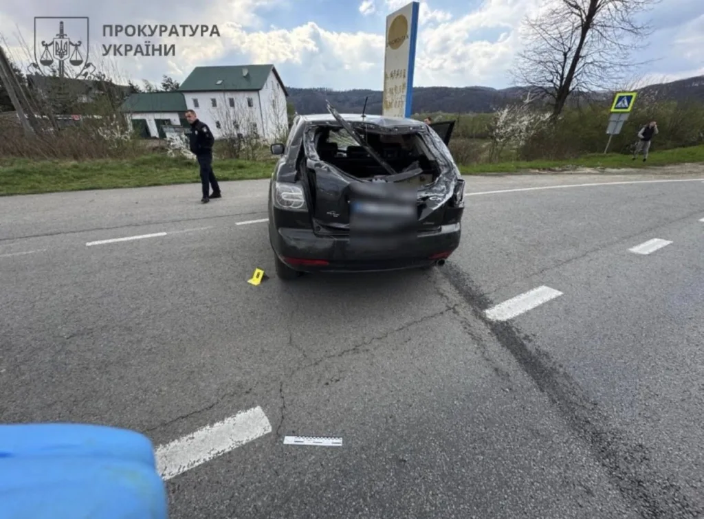 Пошкоджений автомобіль після ДТП на дорозі