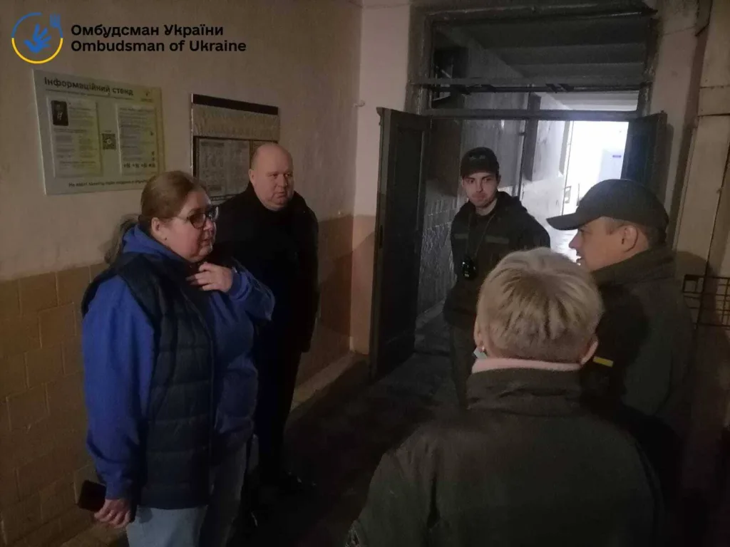 Представники Омбудсмана України спілкуються у під'їзді