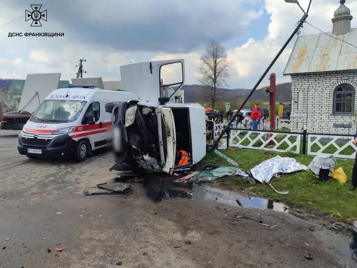 ДТП з перекинутим фургоном і каретою швидкої допомоги