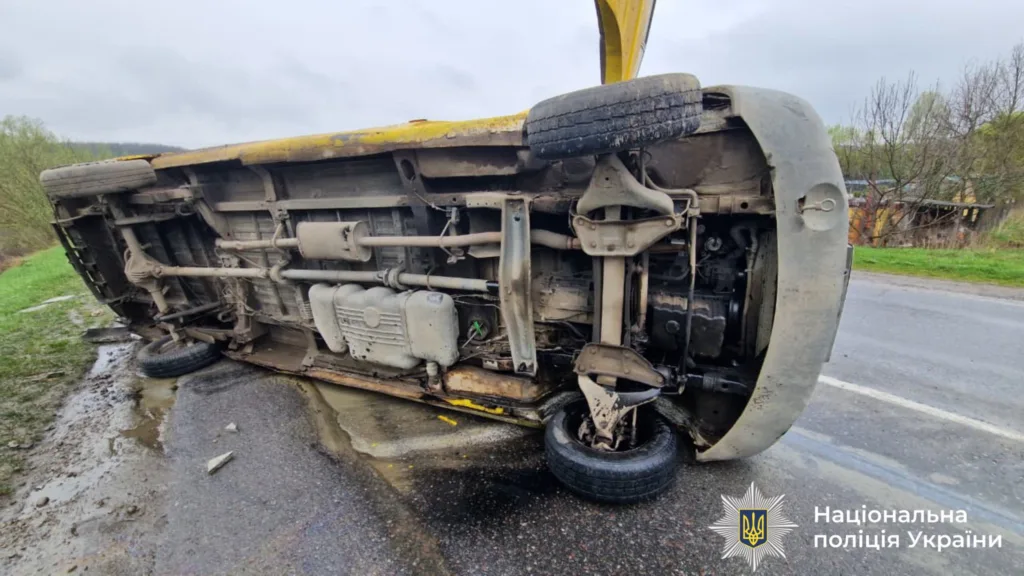 Перекинутий автомобіль на узбіччі дороги