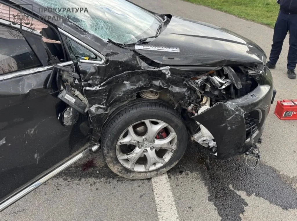 Розбитий чорний автомобіль після дорожньої аварії