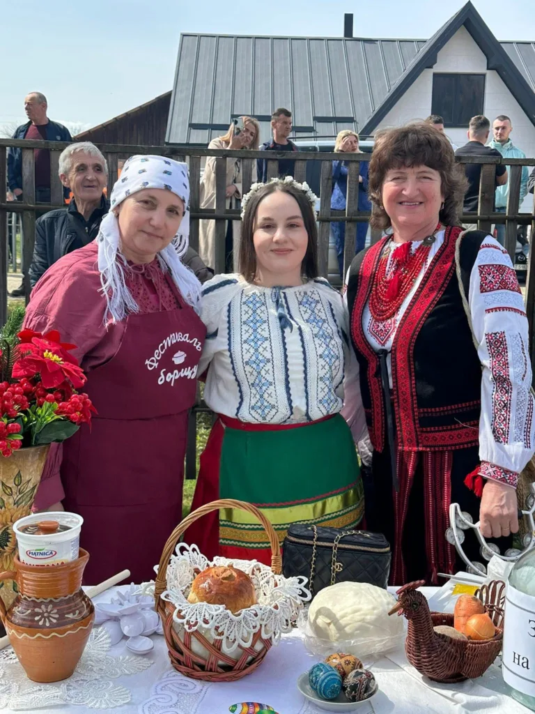 Жінки у вишиванках на українському ярмарку