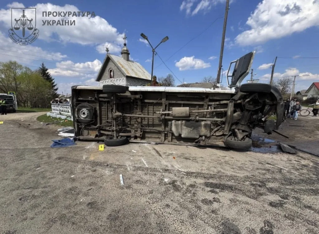 Перекинутий мікроавтобус після аварії на дорозі