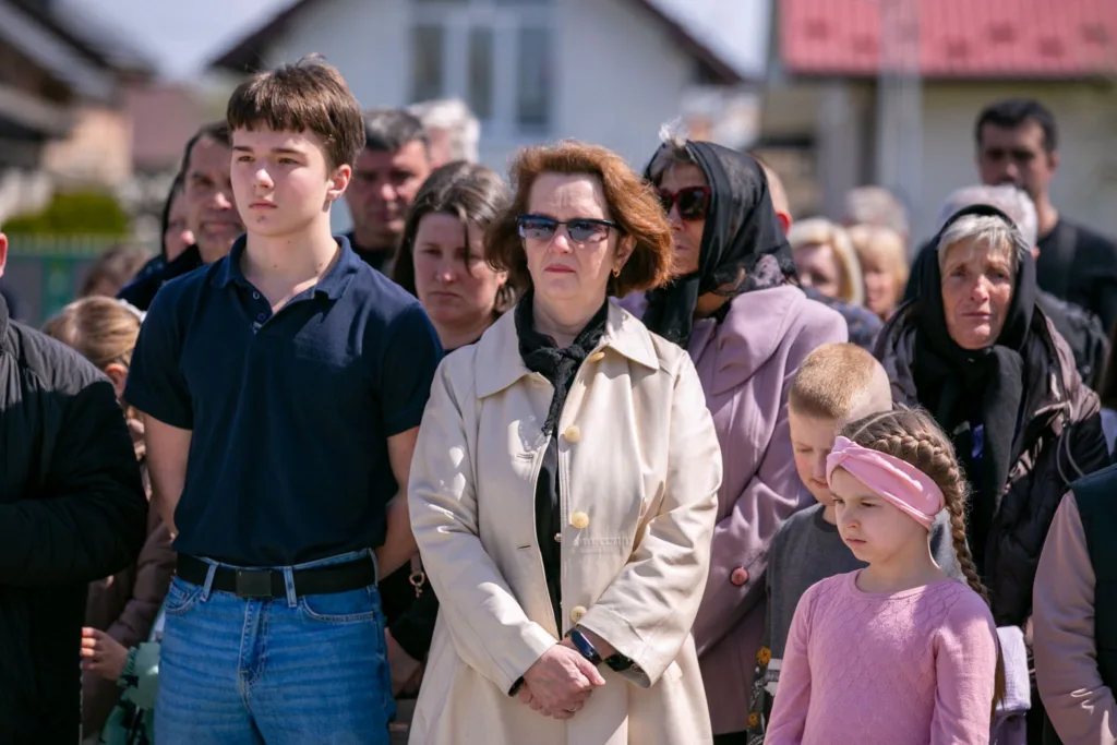 Люди стоять разом на відкритому повітрі