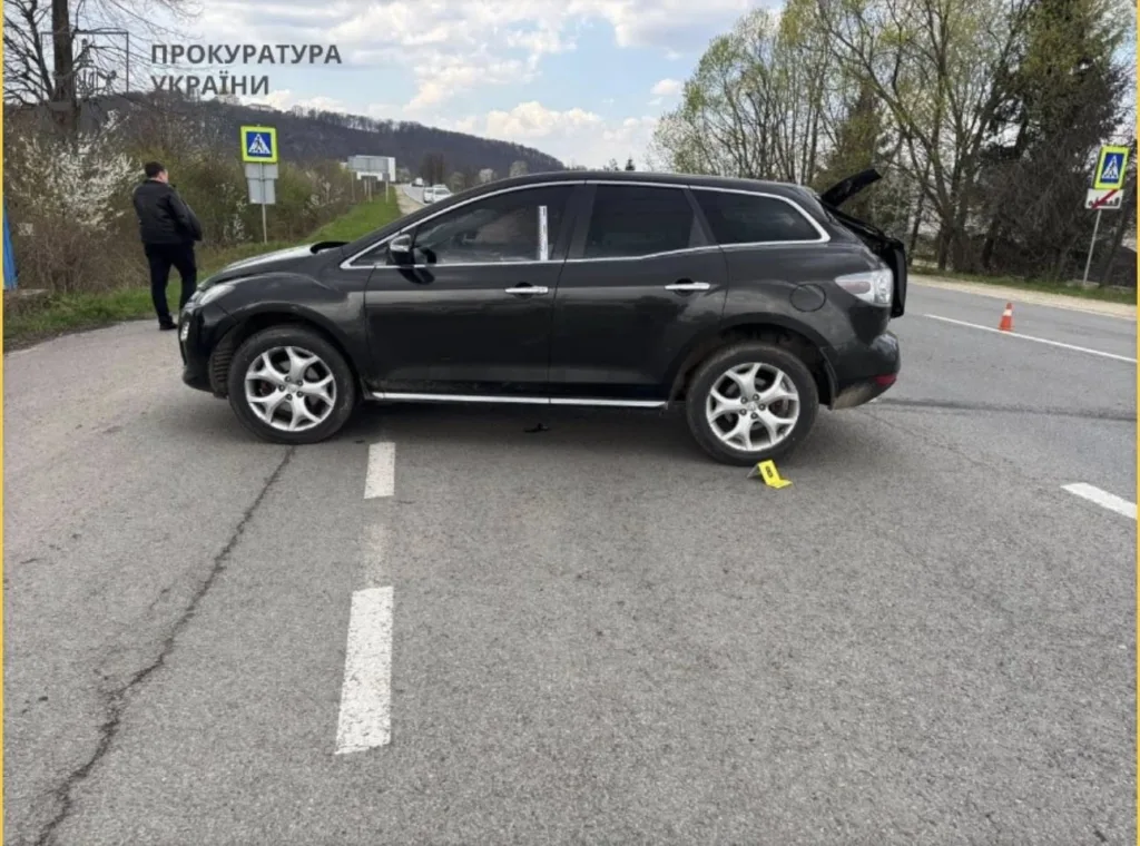 Чорний позашляховик на місці дорожньої пригоди