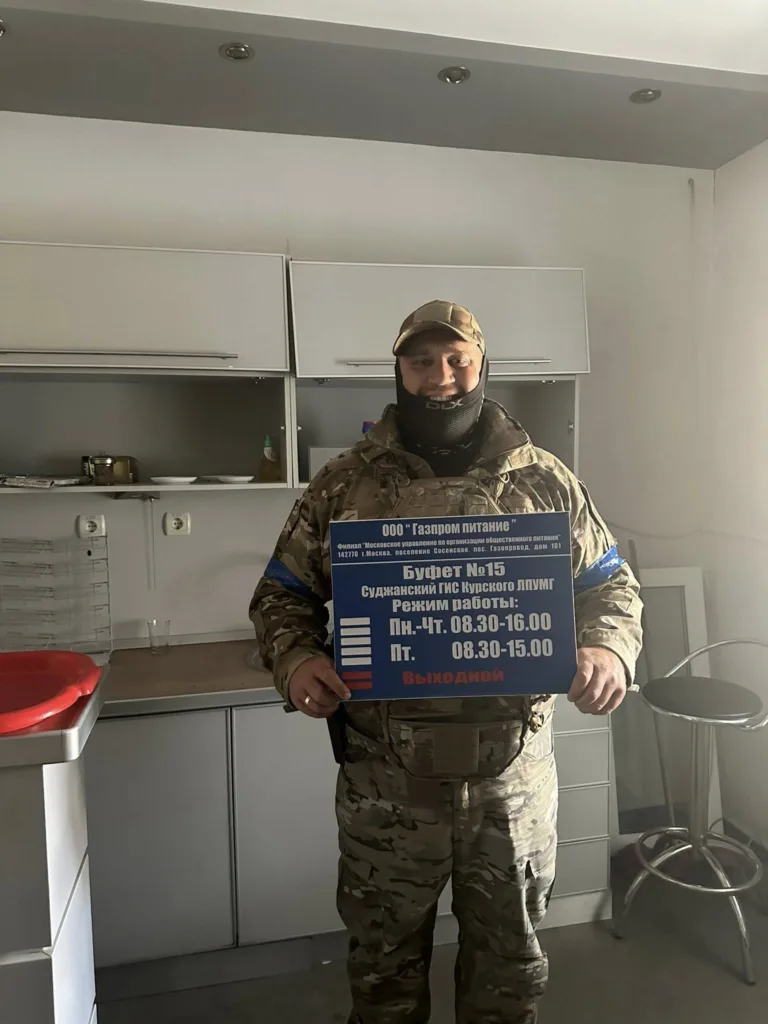 Військовий у камуфляжі тримає табличку з написом