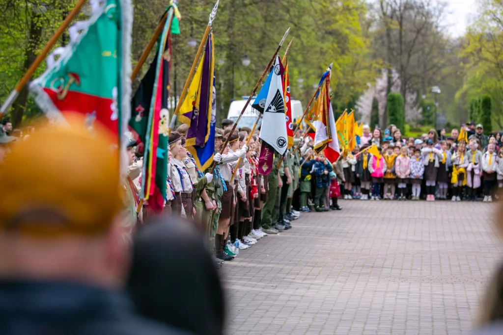 Скаути на параді з прапорами у парку