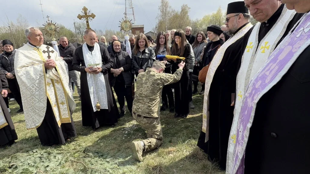 Священики та військовий під час поховальної церемонії