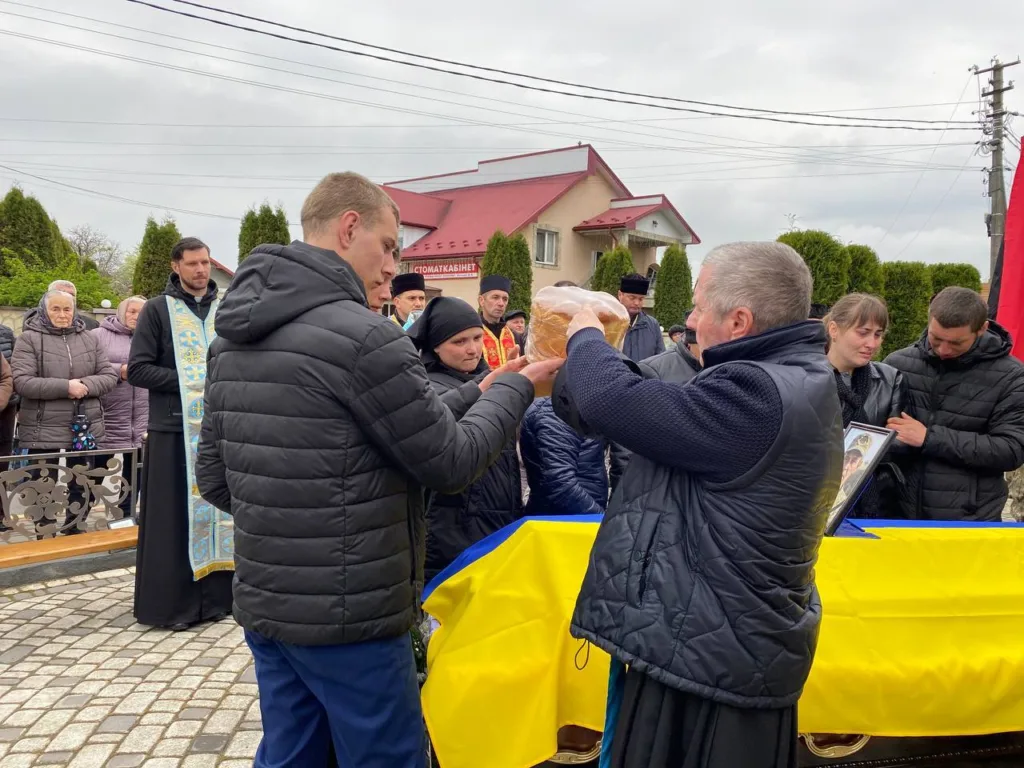 Прощання з військовим, труна в українському прапорі