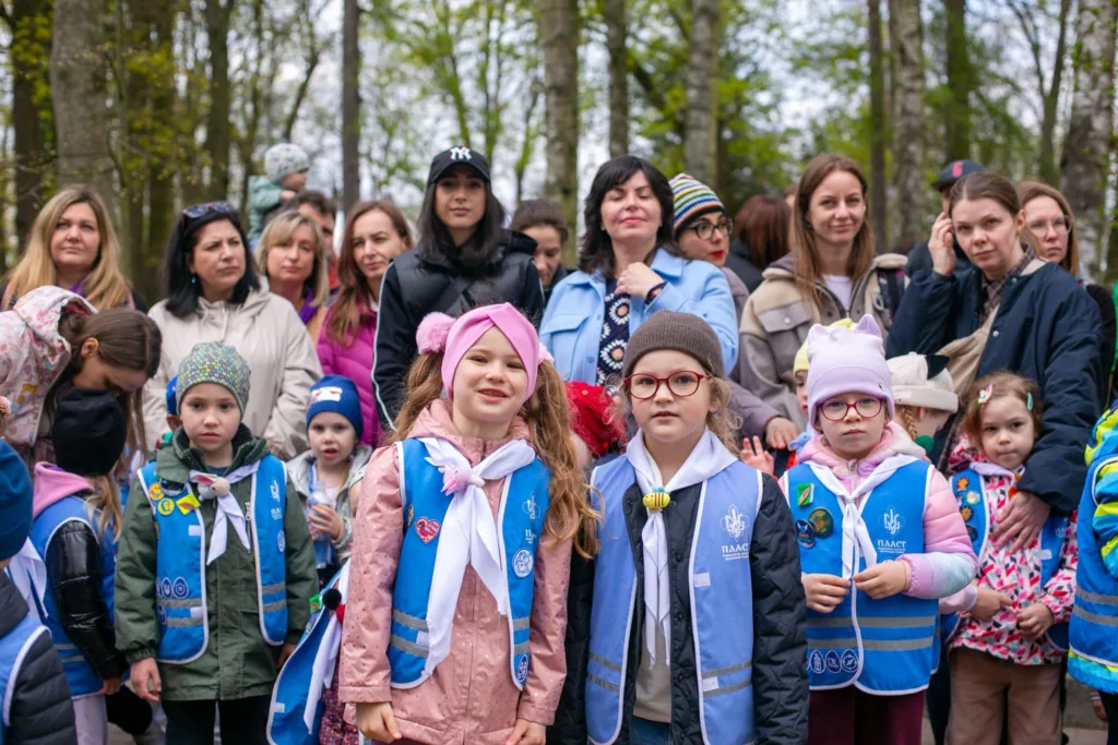 Діти пластуни з наставниками на природі